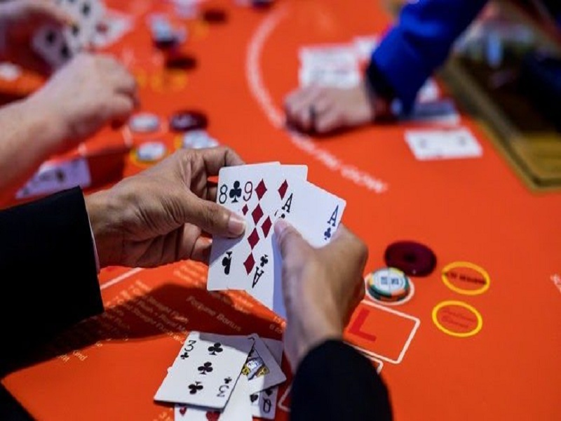 Cách chơi poker giỏi hơn với các đôi bài yếu trong bài Poker Online