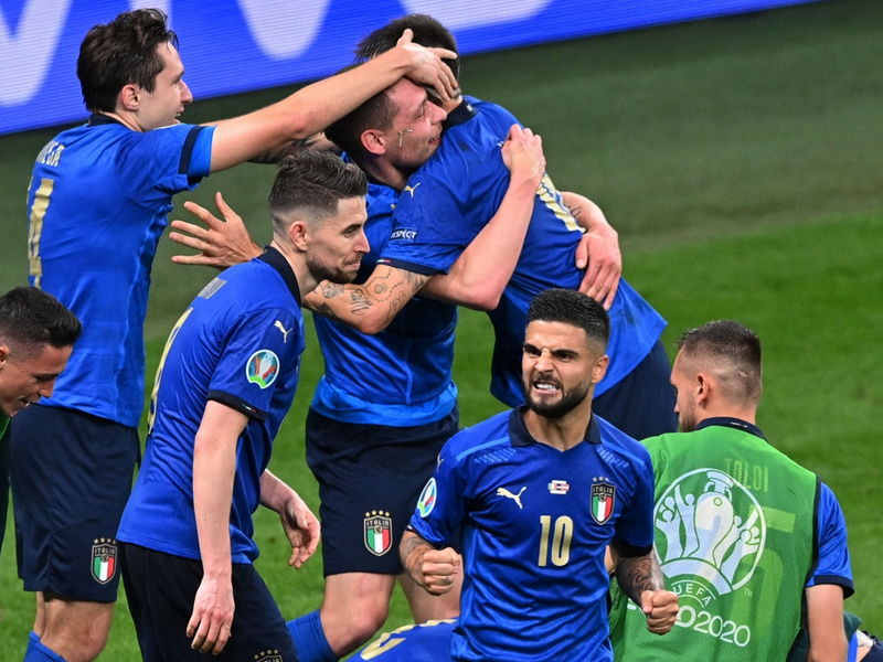 ĐT Ý vào tứ kết Euro 2021 sau chiến thắng nghẹt thở