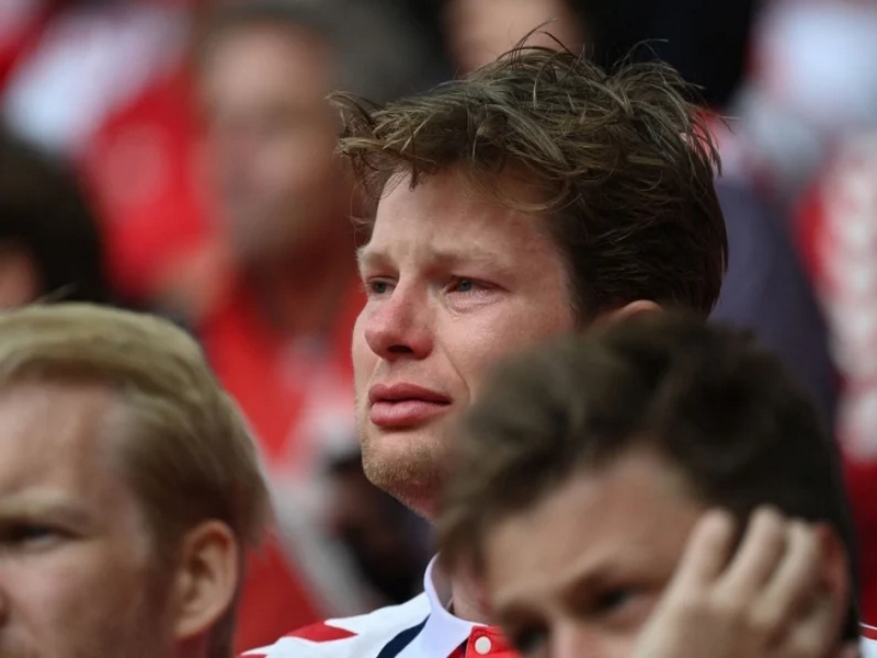 Eriksen đột quỵ ngay trên sân bóng Euro 2021 khiến người hâm mộ lo lắng 3