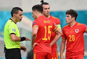 Tấm thẻ đỏ đầu tiên ở EURO 2021 trong trận Italia vs Wales gây tranh cãi