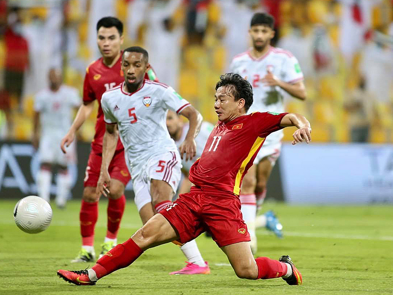 Dù ở trận đấu cuối cùng của bảng G, tuyển Việt Nam đã thua 2-3 trước tuyển UAE. Tuy nhiên, chúng ta đã đi vào lịch sử với việc giành suất đi tiếp vào vòng loại cuối cùng World Cup 2022 khu vực châu Á với tư cách là 5 đội nhì bảng có thành tích tốt nhất.  Với việc lần đầu tiên đạt được kỳ tích này trong lịch sử, Tập đoàn Hưng Thịnh thưởng 2 tỉ đồng, và LĐBĐVN đã thưởng 1 tỉ đồng để động viên toàn đội. Với tinh thần thi đấu “quả cảm” của các tuyển thủ Việt Nam trong thời gian vừa qua thì đây là phần thưởng rất xứng đáng. Đội đã được thưởng 5 tỉ đồng trước đó. Cụ thể, đội tuyển đã được LĐBĐVN thưởng 1 tỉ đồng và 1 tỉ đồng từ một số doanh nghiệp, sau trận thắng đậm với trước Indonesia với tỷ số  4-0.      Với chiến thắng quan trọng 2-1 trước tuyển Malaysia, đoàn quân của HLV Park Hang-seo tiếp tục nhận được 1 tỉ đồng do Ủy ban quản lý vốn Nhà nước kêu gọi các doanh nghiệp, và 2 tỉ đồng tiền thưởng từ LĐBĐVN. Tính đến thời điểm hiện tại, tổng số tiền thưởng của ĐT Việt Nam sau 3 trận vòng loại ở UAE là 8 tỉ đồng.   Có thể bạn quan tâm: Bí quyết cá cược bóng đá online luôn thắng  Theo kế hoạch, vào lúc 21 giờ 40 ngày 16.6 (giờ địa phương), đội tuyển Việt Nam sẽ rời UAE về nước trên chuyến bay của Hãng hàng không Bamboo Airways mang số hiệu QH 9305, và dự kiến sẽ hạ cánh vào lúc 7 giờ 30 ngày 17/6 tại sân bay Tân Sơn Nhất. Để đảm bảo các quy định về phòng dịch, tất cả thành viên đội bóng sẽ được cách ly sau khi nhập cảnh, tại một khách sạn ở Quận 7, TP HCM.      Nhưng riêng 5 tuyển thủ Việt Nam đang khoác áo của CLB Viettel bao gồm Thanh Bình, Ngọc Hải, Hoàng Đức,  Tiến Dũng, và Trọng Hoàng sẽ bay thẳng sang Thái Lan để tham gia tiếp tục vòng bảng vòng bảng AFC Champions League 2021.  Xem thêm: ĐT Việt Nam Tham Gia Vòng Loại Cuối Cùng World Cup 2022 Vào Lúc Nào? 1