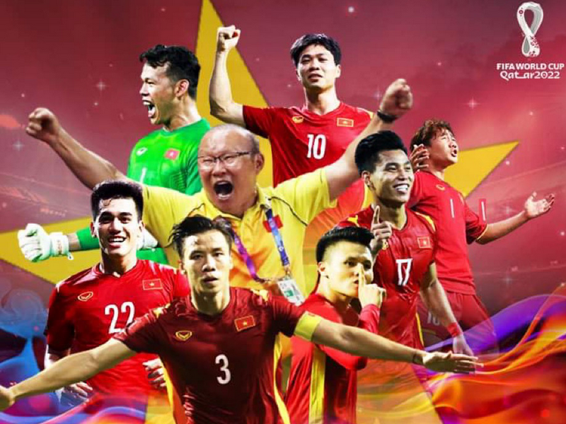 Dù ở trận đấu cuối cùng của bảng G, tuyển Việt Nam đã thua 2-3 trước tuyển UAE. Tuy nhiên, chúng ta đã đi vào lịch sử với việc giành suất đi tiếp vào vòng loại cuối cùng World Cup 2022 khu vực châu Á với tư cách là 5 đội nhì bảng có thành tích tốt nhất. Với việc lần đầu tiên đạt được kỳ tích này trong lịch sử, Tập đoàn Hưng Thịnh thưởng 2 tỉ đồng, và LĐBĐVN đã thưởng 1 tỉ đồng để động viên toàn đội. Với tinh thần thi đấu “quả cảm” của các tuyển thủ Việt Nam trong thời gian vừa qua thì đây là phần thưởng rất xứng đáng. Đội đã được thưởng 5 tỉ đồng trước đó. Cụ thể, đội tuyển đã được LĐBĐVN thưởng 1 tỉ đồng và 1 tỉ đồng từ một số doanh nghiệp, sau trận thắng đậm với trước Indonesia với tỷ số  4-0. Với chiến thắng quan trọng 2-1 trước tuyển Malaysia, đoàn quân của HLV Park Hang-seo tiếp tục nhận được 1 tỉ đồng do Ủy ban quản lý vốn Nhà nước kêu gọi các doanh nghiệp, và 2 tỉ đồng tiền thưởng từ LĐBĐVN. Tính đến thời điểm hiện tại, tổng số tiền thưởng của ĐT Việt Nam sau 3 trận vòng loại ở UAE là 8 tỉ đồng. Có thể bạn quan tâm: Bí quyết cá cược bóng đá online luôn thắng Theo kế hoạch, vào lúc 21 giờ 40 ngày 16.6 (giờ địa phương), đội tuyển Việt Nam sẽ rời UAE về nước trên chuyến bay của Hãng hàng không Bamboo Airways mang số hiệu QH 9305, và dự kiến sẽ hạ cánh vào lúc 7 giờ 30 ngày 17/6 tại sân bay Tân Sơn Nhất. Để đảm bảo các quy định về phòng dịch, tất cả thành viên đội bóng sẽ được cách ly sau khi nhập cảnh, tại một khách sạn ở Quận 7, TP HCM. Nhưng riêng 5 tuyển thủ Việt Nam đang khoác áo của CLB Viettel bao gồm Thanh Bình, Ngọc Hải, Hoàng Đức,  Tiến Dũng, và Trọng Hoàng sẽ bay thẳng sang Thái Lan để tham gia tiếp tục vòng bảng vòng bảng AFC Champions League 2021. Xem thêm: ĐT Việt Nam Tham Gia Vòng Loại Cuối Cùng World Cup 2022 Vào Lúc Nào?