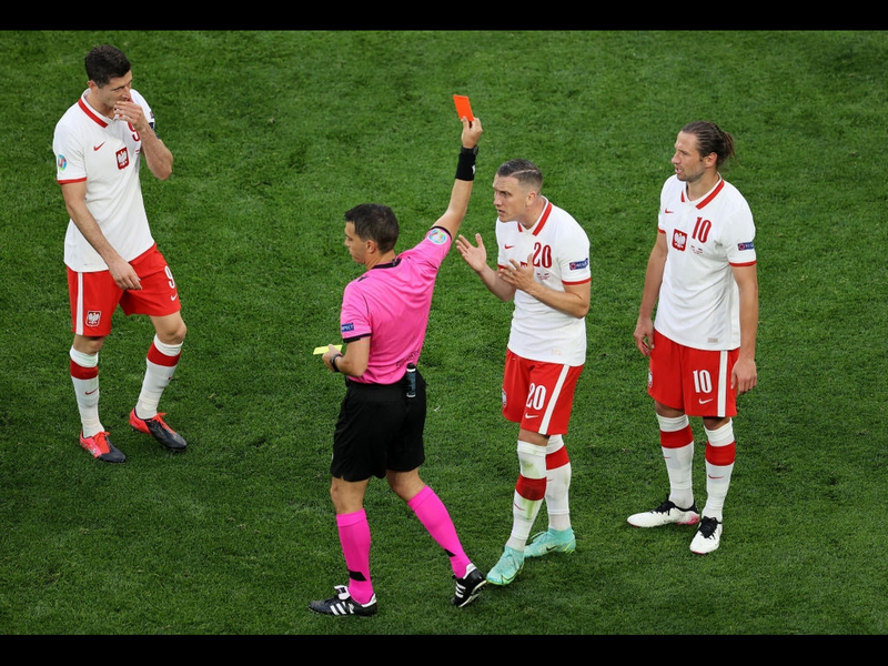 Xuất hiện thẻ đỏ đầu tiên ở EURO 2021, Ba Lan thất bại đau trước Slovakia 1