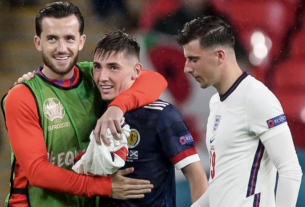 Cầu thủ Anh được yêu cầu không ôm người thân khi ăn mừng