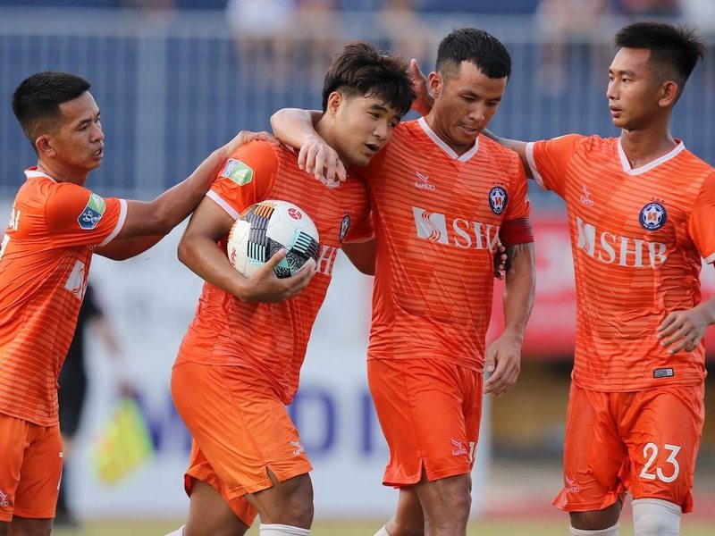 Cầu thủ SHB Đà Nẵng lo lắng khi F0 Covid-19 vượt rào vào đá bóng 1