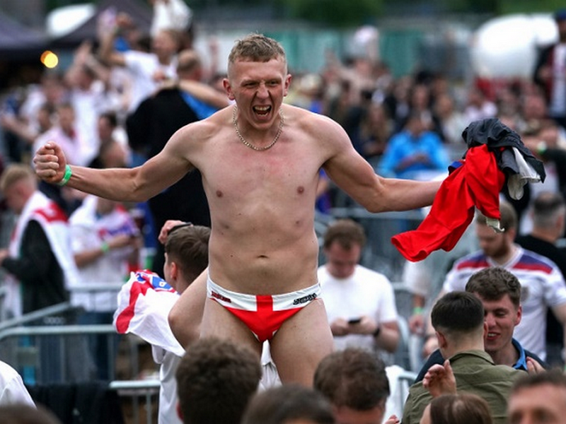 ĐT Anh đại thắng 4-0 ở tứ kết EURO, Fan 'cuồng' lột đồ ăn mừng 1