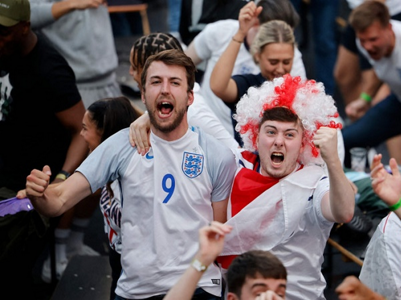 ĐT Anh đại thắng 4-0 ở tứ kết EURO, Fan 'cuồng' lột đồ ăn mừng 2