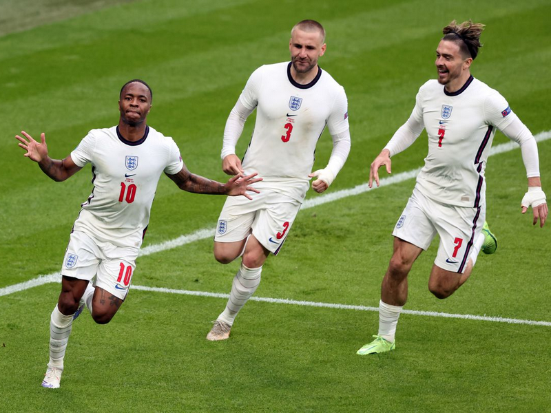 ĐT Anh đại thắng 4-0 ở tứ kết EURO, Fan 'cuồng' lột đồ ăn mừng
