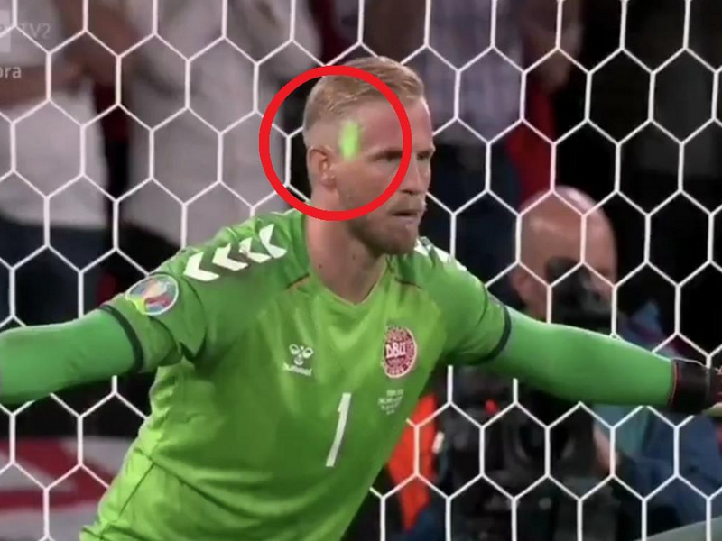 Fan ĐT Anh chơi 'bẩn', chiếu đèn laser vào mắt thủ môn Đan Mạch tại bán kết Euro 2020 1 
