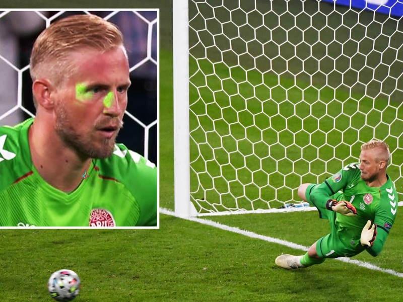 Fan ĐT Anh chơi 'bẩn', chiếu đèn laser vào mắt thủ môn Đan Mạch tại bán kết Euro 2020