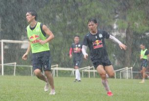 HAGL vẫn tập dưới mưa dù V-League không đá