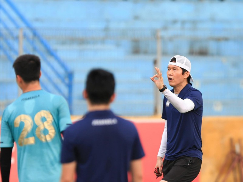 HLV Park Choong Kyun được lãnh đạo Hà Nội FC tạo điều kiện cho lên tuyển 1