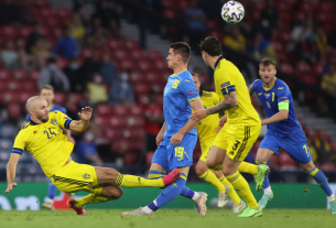Tiền đạo Ukraine chia tay Euro 2020 sau pha vào bóng rợn người của cầu thủ Thụy Điển