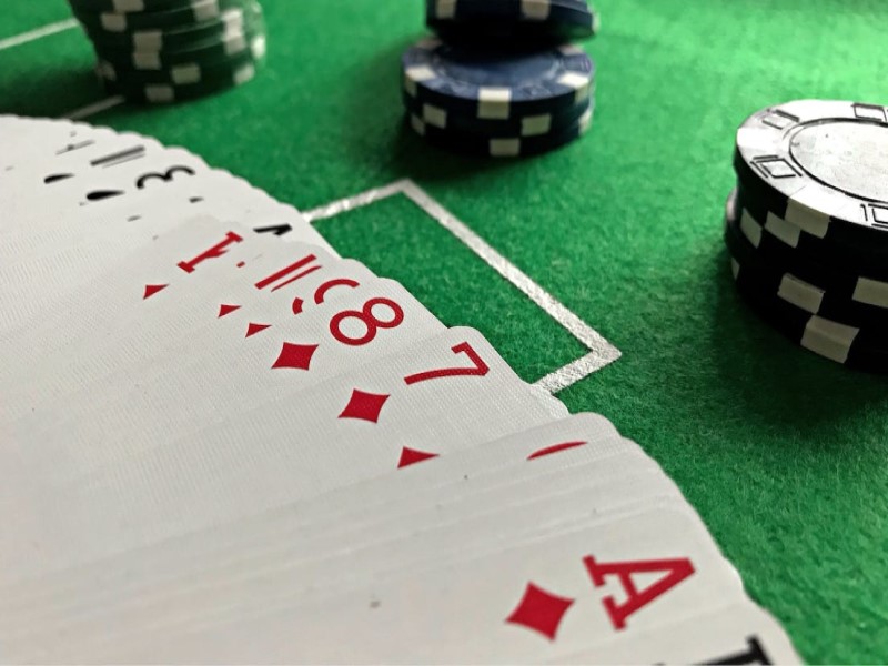 Cách chia bài Poker chuẩn xác nhất