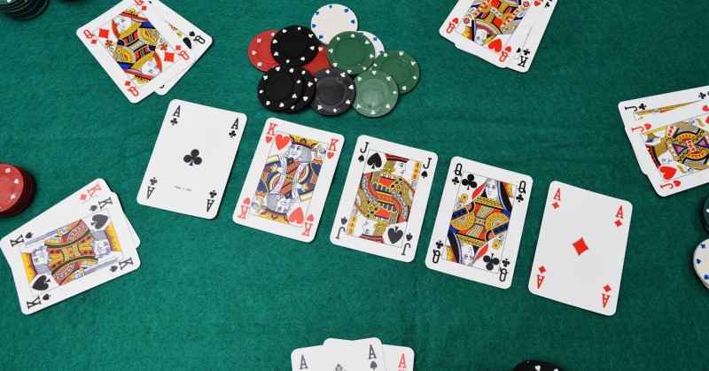 Chia bài poker cần chiến lược không?