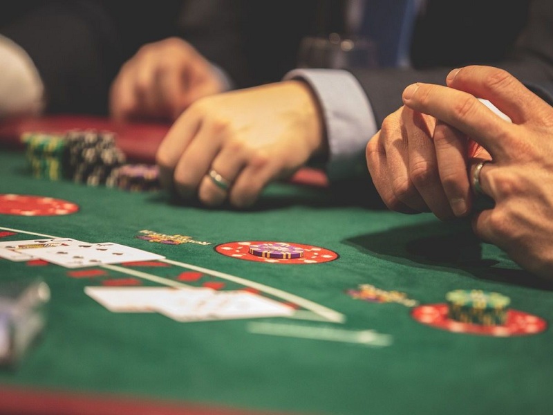 Có nên chơi poker online hay không?